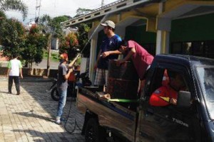 Warga Perum Alam Asri saat melakukan penyemprotan untuk mencegah penyebaran virus corona.